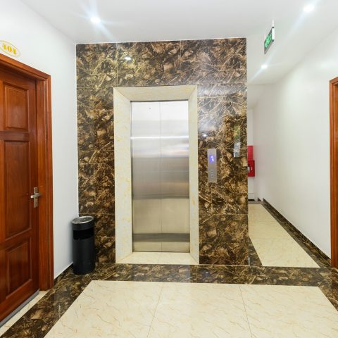thang máy khách sạn
